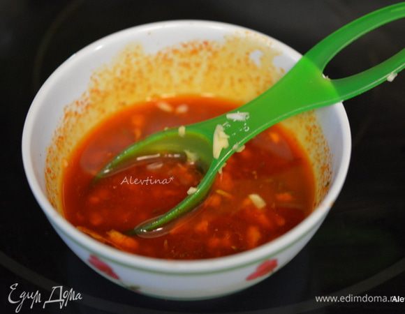 Разогреть духовку до 250°С.
Смешать в емкости 3 ст. л. оливкового масла, лимонный сок, тимьян, паприка и мелко порезанный чеснок. Посолить и поперчить.