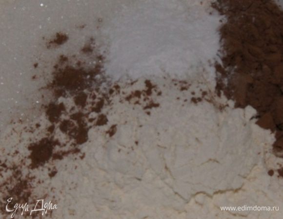 В миске смешать муку, сахар, соль, какао и разрыхлитель.
Если вдруг у вас закончился разрыхлитель, то спасет вот такой рецепт самодельного разрыхлителя: 1 столовая ложка соды, 1 столовая ложка крахмала и 20 грамм (чуть не полная столовая ложка) лимонной кислоты. Все смешать хорошенько и использовать в выпечке.