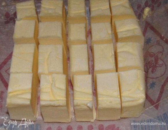 Сливочное масло достать за 30 минут до готовки и порезать кубиками.