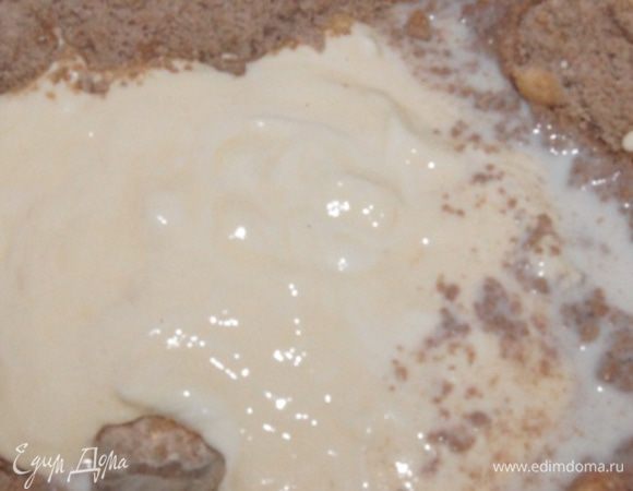 В отдельной миске смешать яйцо, сметану и молоко. Влить в крошку, перемешать.