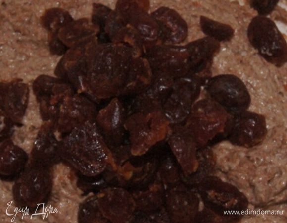 Вяленую вишню порезать пополам или оставить как есть, если мелкая. Вмешать в тесто.
Может понадобиться еще немного муки.