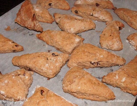 Выпекать сконы в разогретой до 200°C духовке 20 минут. До легкого подрумянивания!
Остудить полностью.