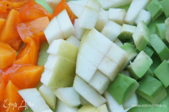 Нарезать кубиками авокадо и сбрызнуть лимонным соком, яблоко и хурму нарезать такими же кусочками.