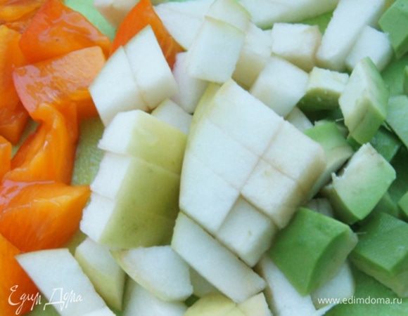 Нарезать кубиками авокадо и сбрызнуть лимонным соком, яблоко и хурму нарезать такими же кусочками.