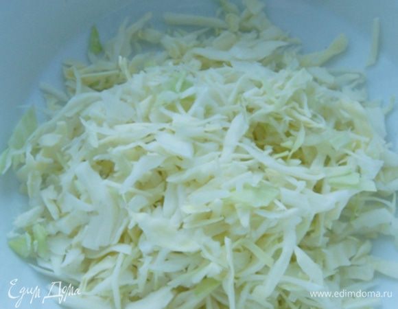 Капусту мелко нашинковать и помять руками.