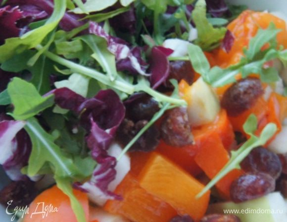 В салатнике смешать яблоки, хурму, авокадо и капусту.
Добавить салатный микс. У меня рукола и радиккио, молоденькие маленькие листочки. Добавить сушеную вишню, порезанную пополам.