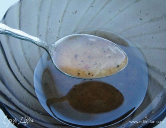 Приготовить заправку: смешать все ингредиенты для заправки в мисочке и слегка взболтать вилкой. Чеснок добавляем по желанию. Вкусно и с ним и без него.