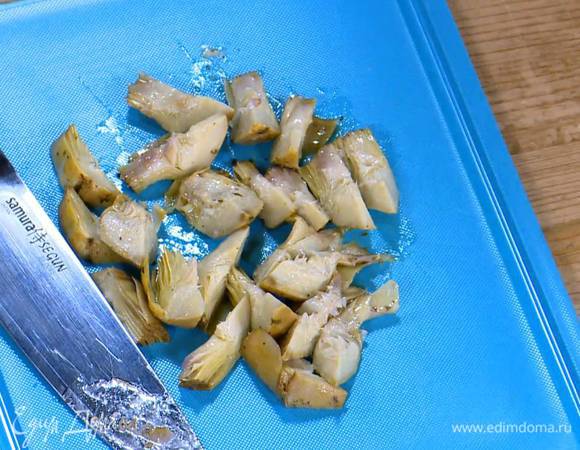 Артишоки нарезать тонкими дольками.