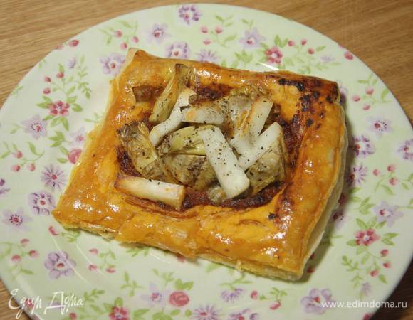 Бумагу с тестом переложить на противень и выпекать тарталетки в разогретой духовке 10–15 минут.