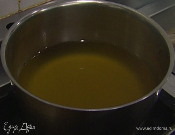 Приготовить соус: в небольшой кастрюле соединить 100 мл воды, рисовый уксус, мед, бульон и вермут, добавить щепотку соли, поставить на огонь и довести до кипения.