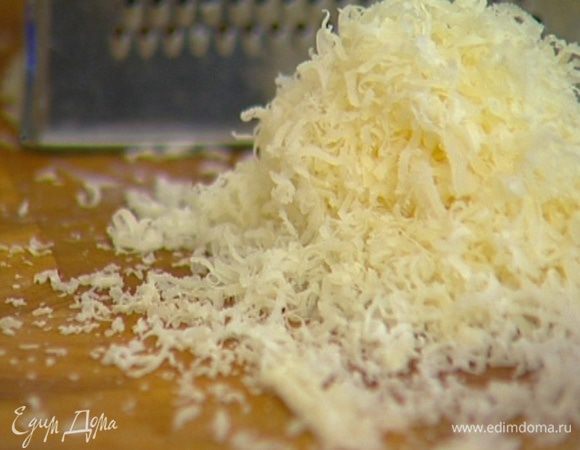 Сыр натереть на мелкой терке.