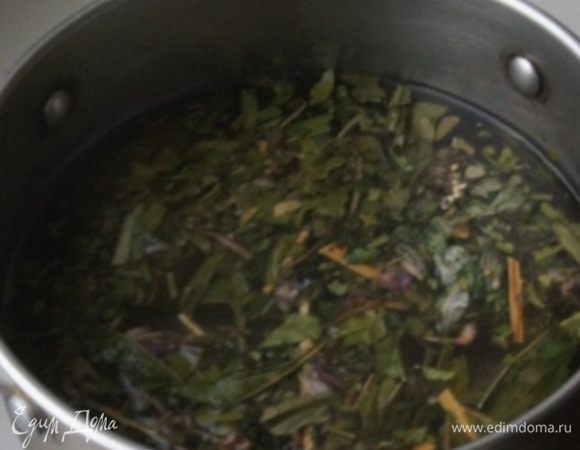 Сухие травы (зверобой, душица и мята) засыпать в кастрюлю, залить кипятком. Оставить настояться на 10 минут. 
Отвар процедить. 