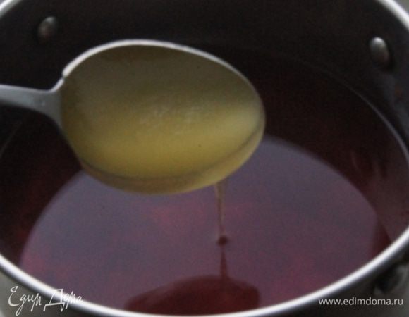 Процедить чай. Добавить мед и размешать. 
 