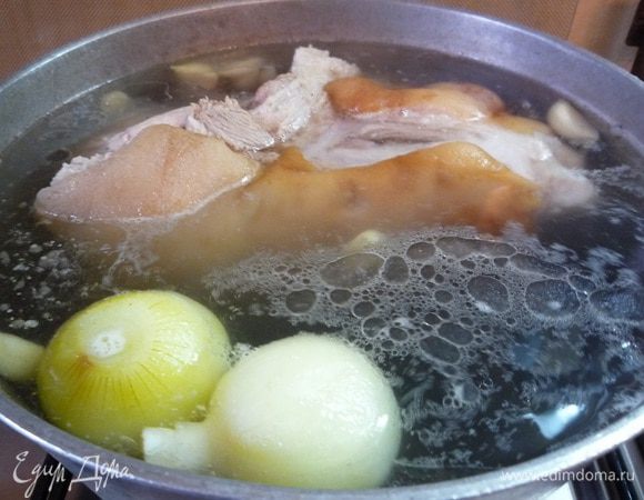 Рульку промываем, чистим, скоблим. Заливаем водой, добавляем очищенные лук, чеснок, перец горошком, соль, лавровый лист и ставим варить. У меня рулька варится 2,5-3 часа, пока кость не начинает отходить от мяса.