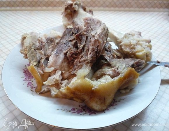 Готовую рульку извлекаем из бульона, остужаем и убираем кости. Мякоть рульки посыпаем молотым душистым перцем, можно посолить. 