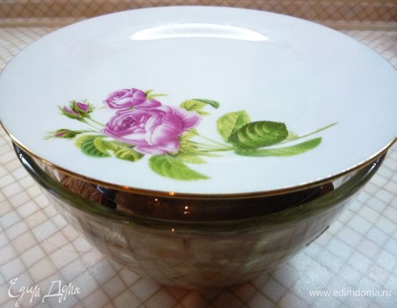 Аккуратно сворачиваем рульку и укладываем в емкость (у меня круглая). Сверху придавливаем грузом и убираем в холодильник.