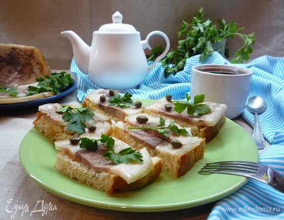 Можно подать к завтраку. Бутерброды со свиной рулькой и каперсами получаются вкусные и сытные. Приятного аппетита!