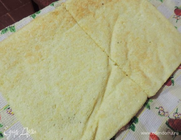 Рецепт приготовления бисквита смотрим здесь: http://www.edimdoma.ru/retsepty/45416-angelskiy-biskvit-s-orehami-sekrety-uspeshnogo-prigotovleniya
Обратите внимание, что в этот раз мы печем его без орехов. Также я брала обычные белки, "состаривать" их у меня не было времени. Остальная технология — без изменений.
Выпекаем бисквит на противне 30*40 см или два отдельных бисквита в форме 26 см.
После выпечки я просто дала бисквиту остыть в духовке, не переворачивая противень.
Готовый бисквит я разрезала на две части 30*20 см.