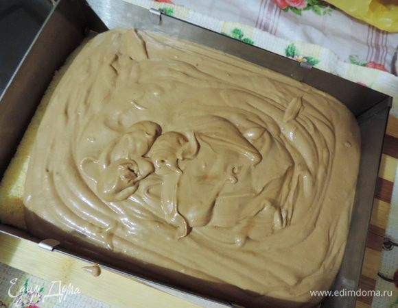 Кладем заготовку бисквита на блюдо или доску. Сверху надеваем рамку. Аккуратно выливаем шоколадный мусс, разравниваем, накрываем вторым слоем бисквита и убираем в морозилку на время подготовки апельсинового мусса.