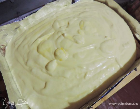 Достаем из морозилки заготовку с шоколадным муссом, выливаем сверху полученный апельсиновый мусс и отправляем в холодильник минимум на 2 часа или до полного застывания мусса. Я оставила на ночь. 