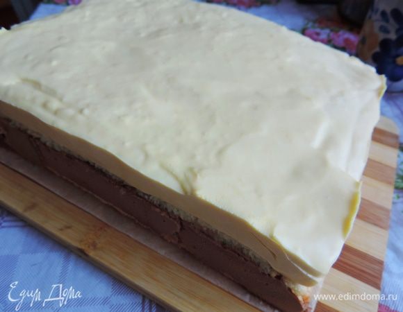 Утром освобождаем торт от формы, чтобы это было легко сделать, бока рамки можно обдуть феном.