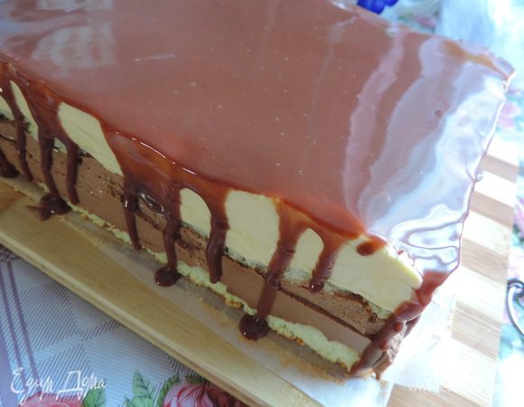 Для глазури нужно нагреть сливки почти до кипения. Сливки можно взять 33%, можно менее жирные — это неважно. 
В горячие сливки высыпаем измельченный шоколад, даем минуту постоять и перемешиваем до полной однородности.
Еще теплую, но не горячую (!) глазурь выливаем на торт.