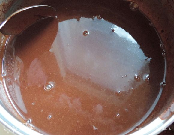 Теперь добавляем заранее замоченный в воде и растопленный желатин и поломанный на кусочки черный шоколад. Перемешиваем до полной однородности массы. Даем остыть до комнатной температуры.