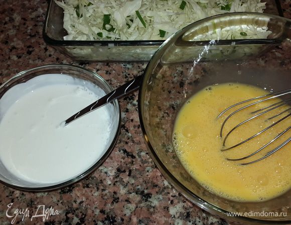 Яйца взбиваем, сливки, сыр и майонез соединяем и перемешиваем. Сливочное масло растапливаем и равномерно заливаем капусту.