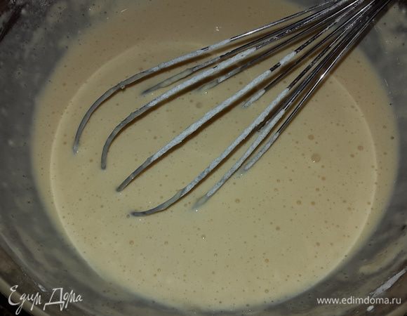 Соединяем яйца со сливочной смесью, солим, добавляем муку, разрыхлитель и тщательно перемешиваем.