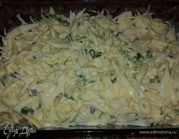 Равномерно заливаем капусту тестом и отправляем запекаться в духовку на 30-35 минут при температуре 180-200°С. Если капуста сверху начнет подгорать, накроем фольгой.