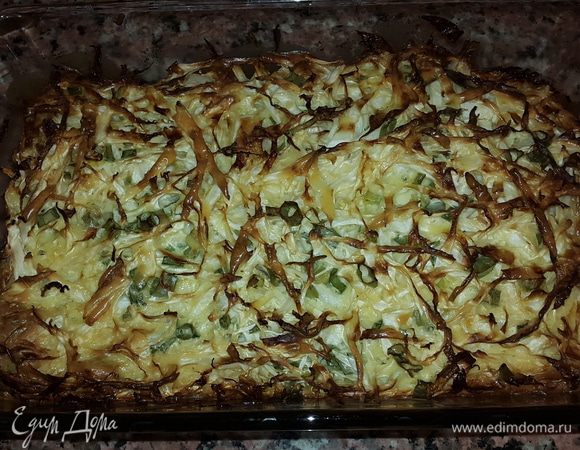 Когда запеканка готова, даем ей немного отдохнуть, разрезаем ее на порционные куски и подаем.