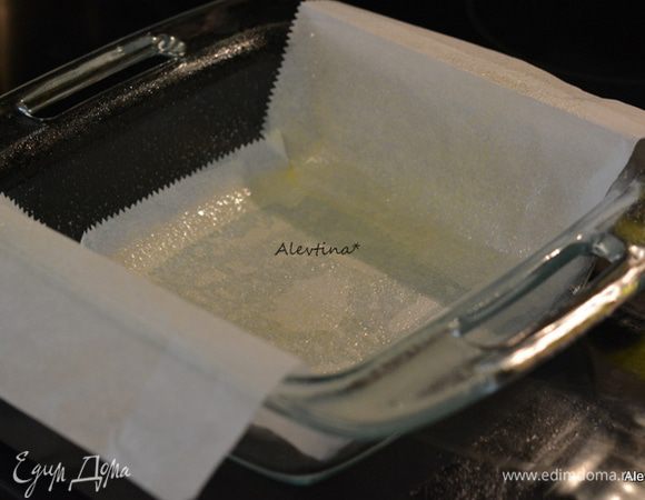 Застелить квадратную форму бумагой для выпечки. Смазать сливочным маслом.