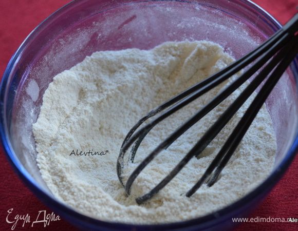 Разогреть духовку до 180°C.
Смешать на медленной скорости в емкости муку, сахар 1/4 стакана, миндальную муку.