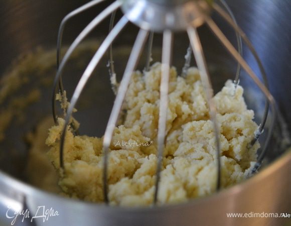 Добавить сливочное масло комнатной температуры. Смешать в крошку примерно 2 минуты.