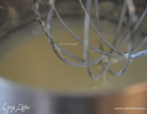 На водяной бане растворить шоколадные капли, остудить.
Смешать сливочный сыр комнатной температуры на медленной скорости примерно 1 минуту. Добавить сахар 2/3 стакана, яйца, ванилин, соль.
