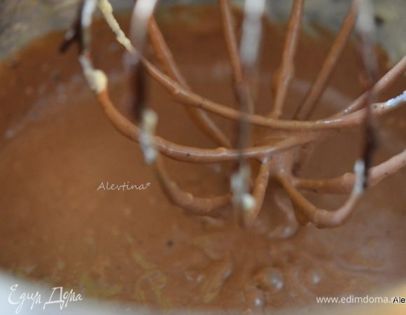 Добавить растопленный шоколад.