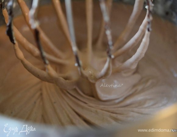 Добавить жирные сливки и на скорости смешать примерно 1-2 мин.