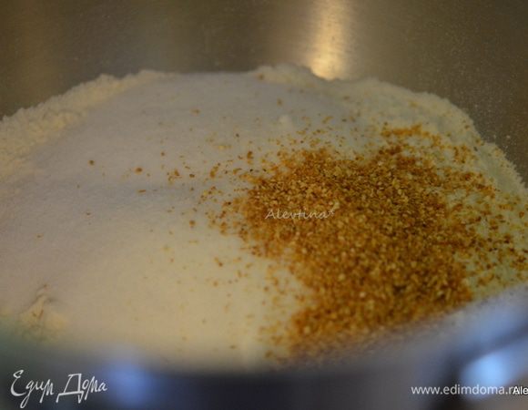 Разогреть духовку до 180°C. Застелить противень бумагой для выпечки.
Смешайте муку, сахар, соль, разрыхлитель, цедру одного лимона.

