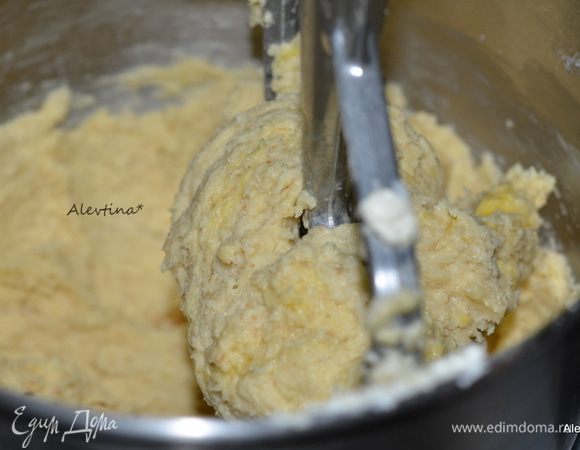 Добавить натертое на терке холодное масло. Перемешать, чтобы кусочки масла покрылись мукой. Положить сливочный сыр или творог, который должен быть достаточно сухим, но без крупинок.
