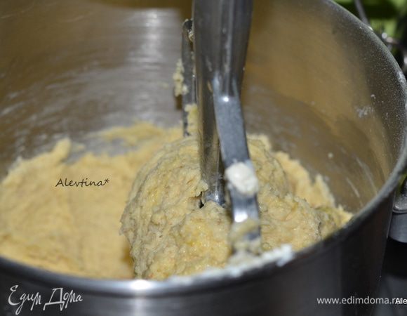 Порубить все вилкой или ножом. Добавить яйцо и желток. Замесить тесто. Либо используем технику для замеса.
