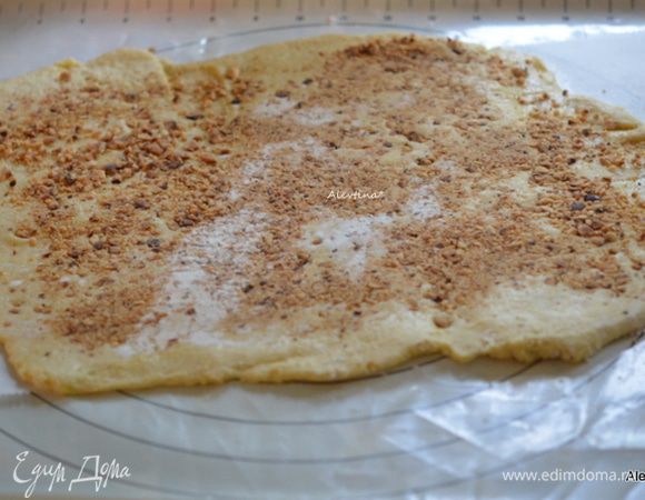 Для начинки: размолоть мак в кофемолке или в ступке.
Вскипятить молоко с сахаром, залить этим сиропом размолотый мак, остудить до комнатной температуры. Или используем готовую маковую начинку для пирогов.
Тесто положить в пакет и убрать в холодильник на 30 минут. Холодное тесто раскатать, посыпать размолотыми поджаренными орехами.
