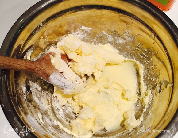 Для теста лопаточкой разминаем сливочное масло. Добавляем сахарную пудру (просеянную), хорошенько мешаем до объединения.