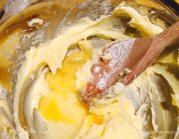 Потом вмешиваем яйцо хорошенько.