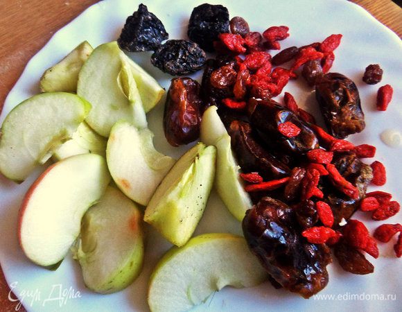 Берём любые сухофрукты. У меня были: финики, чернослив, годжи, изюм и свежие яблоки.