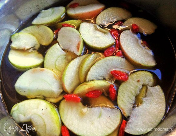 Варим обычный компот. Я сахар не добавляла!