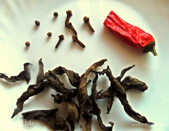 Берём специи и мяту.