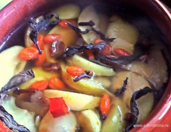 Переливаем компот в горшок и засыпаем специи.