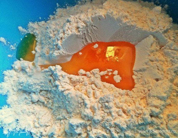 Для крышечки в муку вливаем масло.