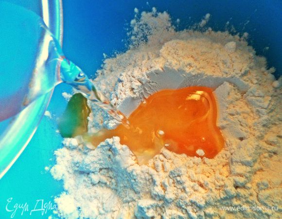 Вливаем 100 мл воды.