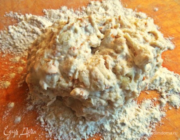 Замешиваем тесто. Муки понадобится ещё на доску.